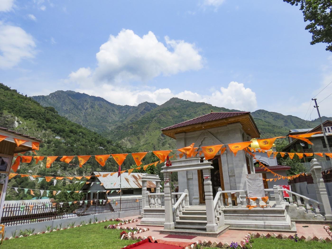 New Temple Signals a Peaceful Turn for Kashmir
